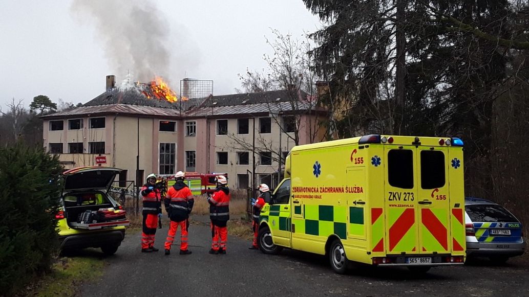 V Chebu hoří bývalý domov pro seniory. U požáru zasahují také hasiči z Německa